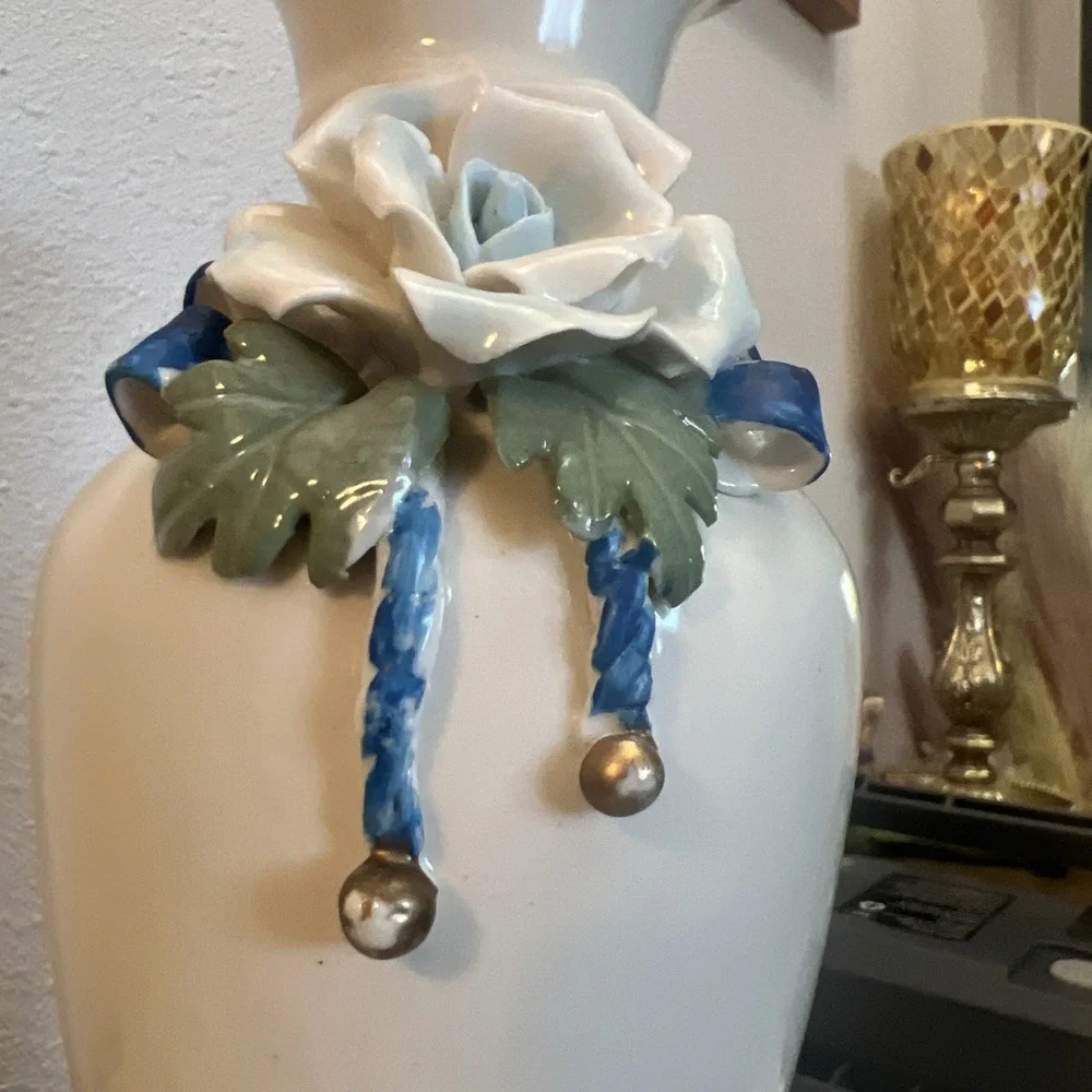 Vintage Floral Bud Vase w/sculpted Flowers. 1970's‎